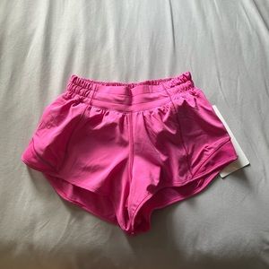 size 2 womens pink lululemon hotty hot 2.5” shorts